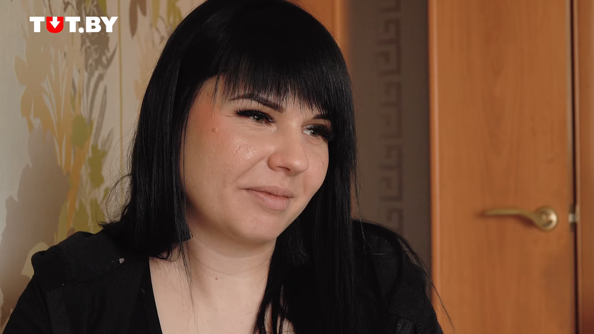 Скриншот из видео "Моя дочь не чувствует боли: Алина"  - ютуб-канал  TUT.BY