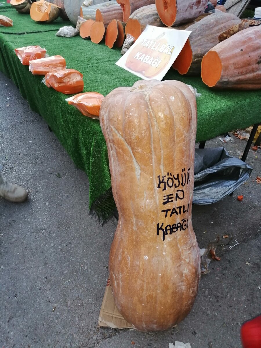 Это такая тыква огромная. Здесь тыкву продают уже очищенную и расфасованную в пакетики. Пакет стоит 3-4 лиры. 