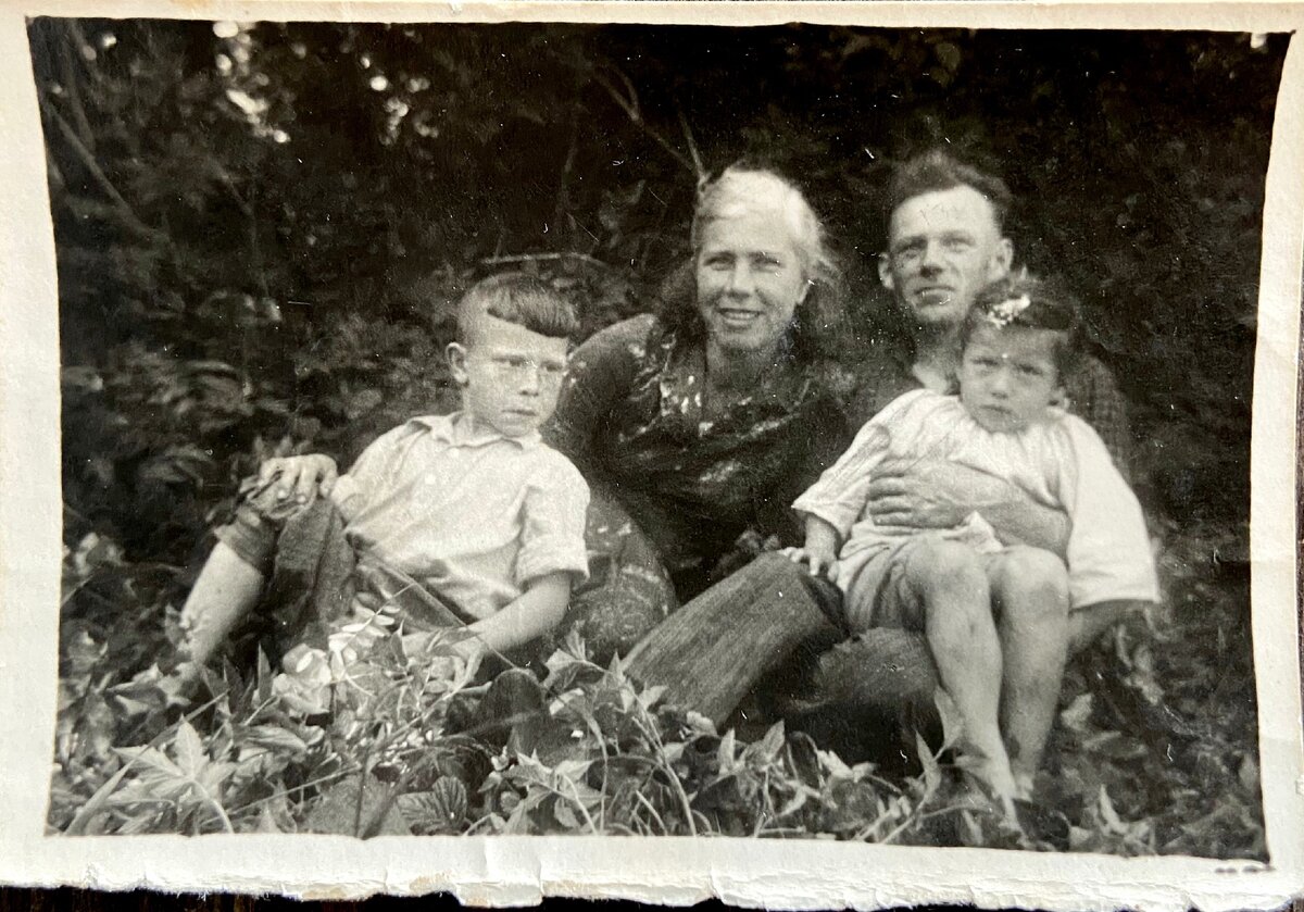 мой двоюродный дед Коля, прабабушка Маша, прадедушка Коля и бабушка Лариса