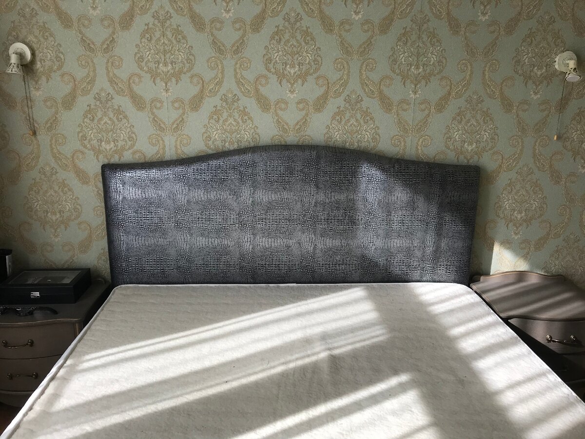 Форму изголовья слишком мудрить не стала, чем проще - там лучше