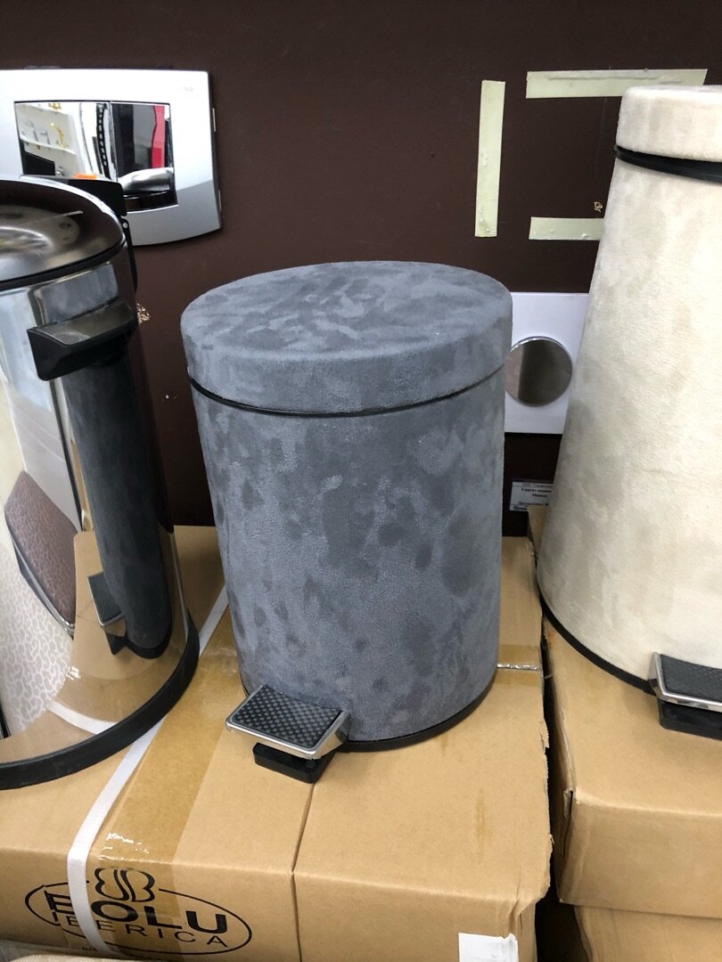 Самоклеющаяся алькантара ложится даже на изогнутые поверхности