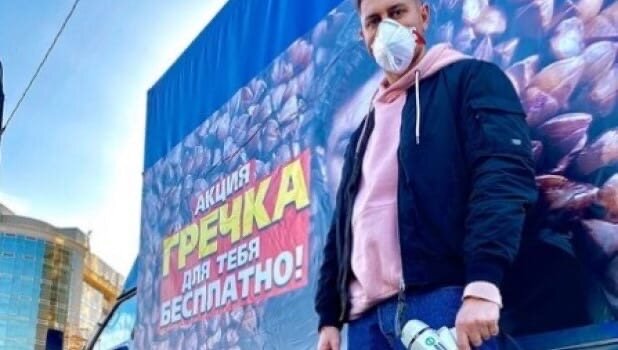 DAVA около фургона с гречкой