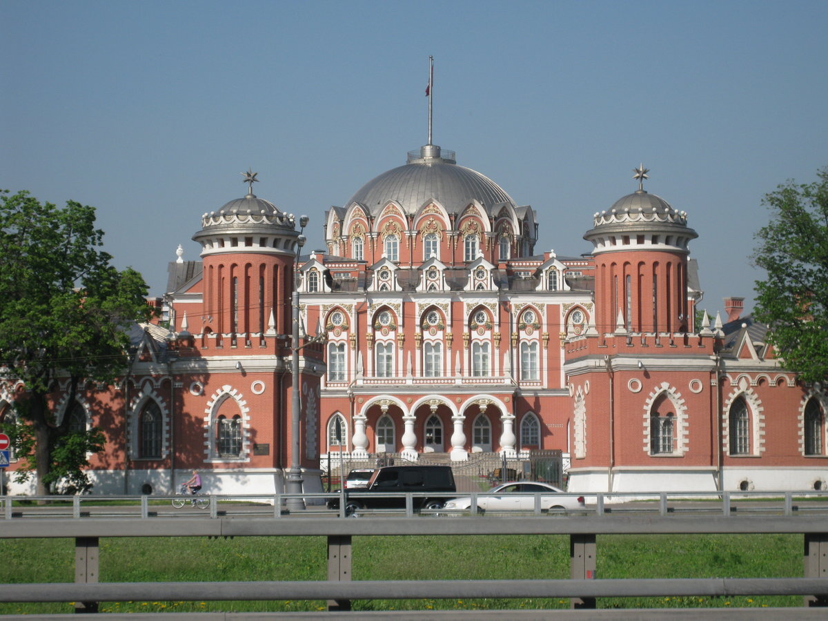 петровский замок в москве фото