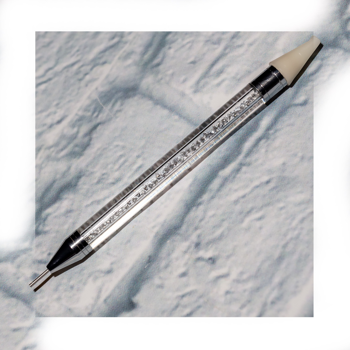  Так как в последнее время я увлеклась дизайном из страз, то конечно же начала задумывать о подручных инструментах, так как обычные пинцеты для меня достаточно неудобны, из них стразы постоянно выпадают или переворачиваются, я озаботилась поиском более подходящего помощника. И тут как раз обратила внимание на эту двустороннюю ручку.