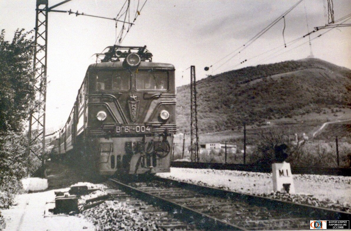 Электровоз ВЛ61Д-004 с поездом №4 Москва - Кисловодск на ст. Лермонтовский, г. Пятигорск, Ставропольский край, фото из музея вагонного депо Минеральные Воды, сайт parovoz.com