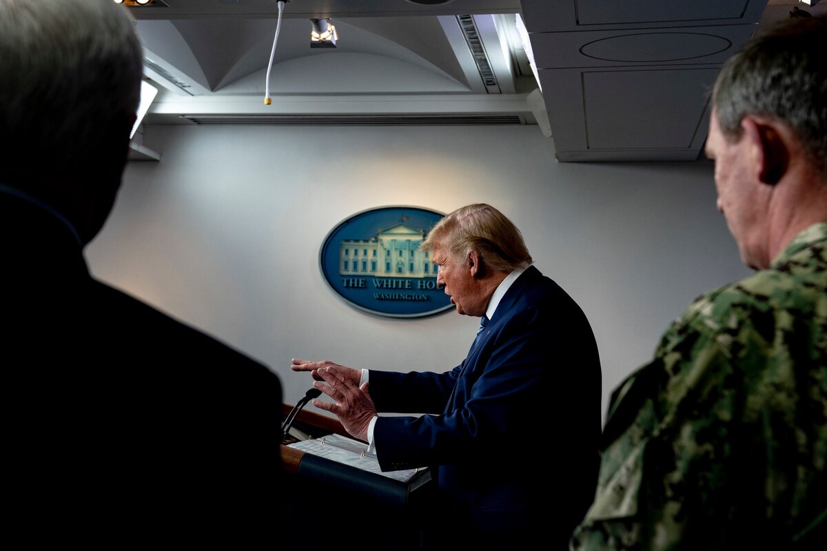 Президент Трамп выступает в Белом доме в воскресенье. Кредит ...Анна Манимейкер / Нью-Йорк Таймс