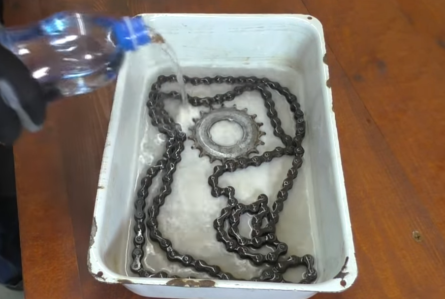 замочил цепь и звездочку в керосине 