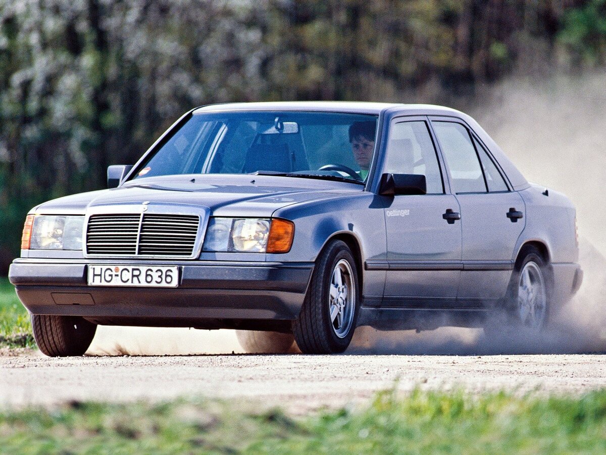 W124 на фоне предков Очень-очень давно компания, тогда еще называвшаяся Daimler-Benz, задумала заменить мега-бестселлер серии W123 на новую машину. В те годы никакой торопливости в таком важном деле не допускалось, при необходимости старый Mercedes прекрасно постоял бы на производстве еще пяток лет. Спрос был, ведь тогда фраза «премиальное качество» относилась вовсе не к «полезнейшим» гаджетам в салоне, а к самой машине. И она была очень хороша, комфортна и надежна.
Для создания еще более комфортной и надежной машины можно было потерпеть на производстве старую сколько нужно и потратить любую сумму в пределах разумного. Новое поколение машин Mercedes началось с выхода компактных авто в кузове W201. Успех новых технологий и дизайна позволил применить технические решения в новом среднеразмерном седане серии W124.