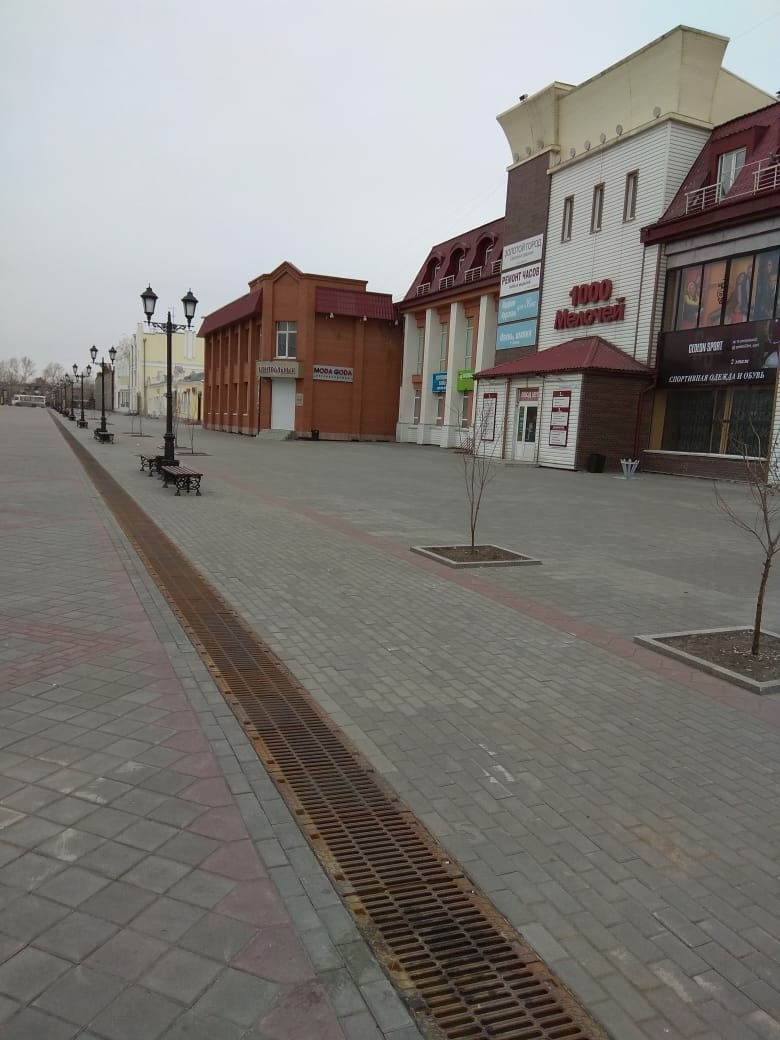 Прислал один из друзей. Это место в том городе называется Арбат. Обычно там гуляют люди, теперь пусто. А человек вынужден работать