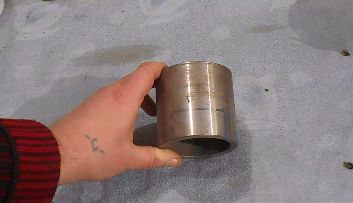 Всем привет! Сегодня я покажу Вам, как быстро и просто сделать очень полезную самоделку. Для ее изготовления нам понадобится отрезок толстостенной 86-ой трубы, в которой вырежем в размеченном месте  прямоугольное окно при помощи болгарки.