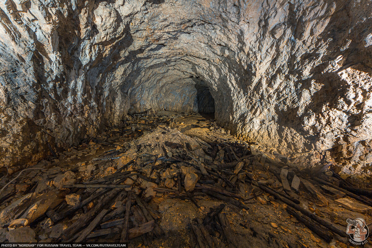 Нашли в горах подземный тоннель — чем глубже спускались, тем сильнее был подземный гул! ??