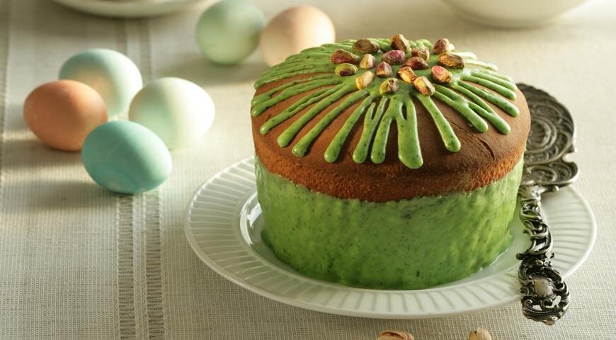 Рецепт и фото взяты с https://www.gastronom.ru/recipe/12887/kulich-s-fistashkami-v-zelenoj-glazuri