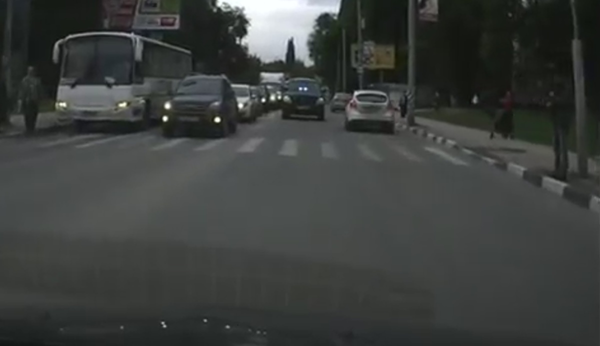 Виднеются два синих огонька.