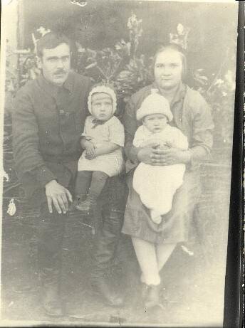 Родители Виктора - Михаил и Анна Шлихт ( Виктор на руках у матери).