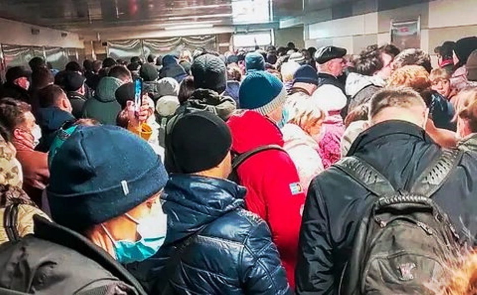 Очередь в метро 15.04.2020 г. Фото из открытых источников.
