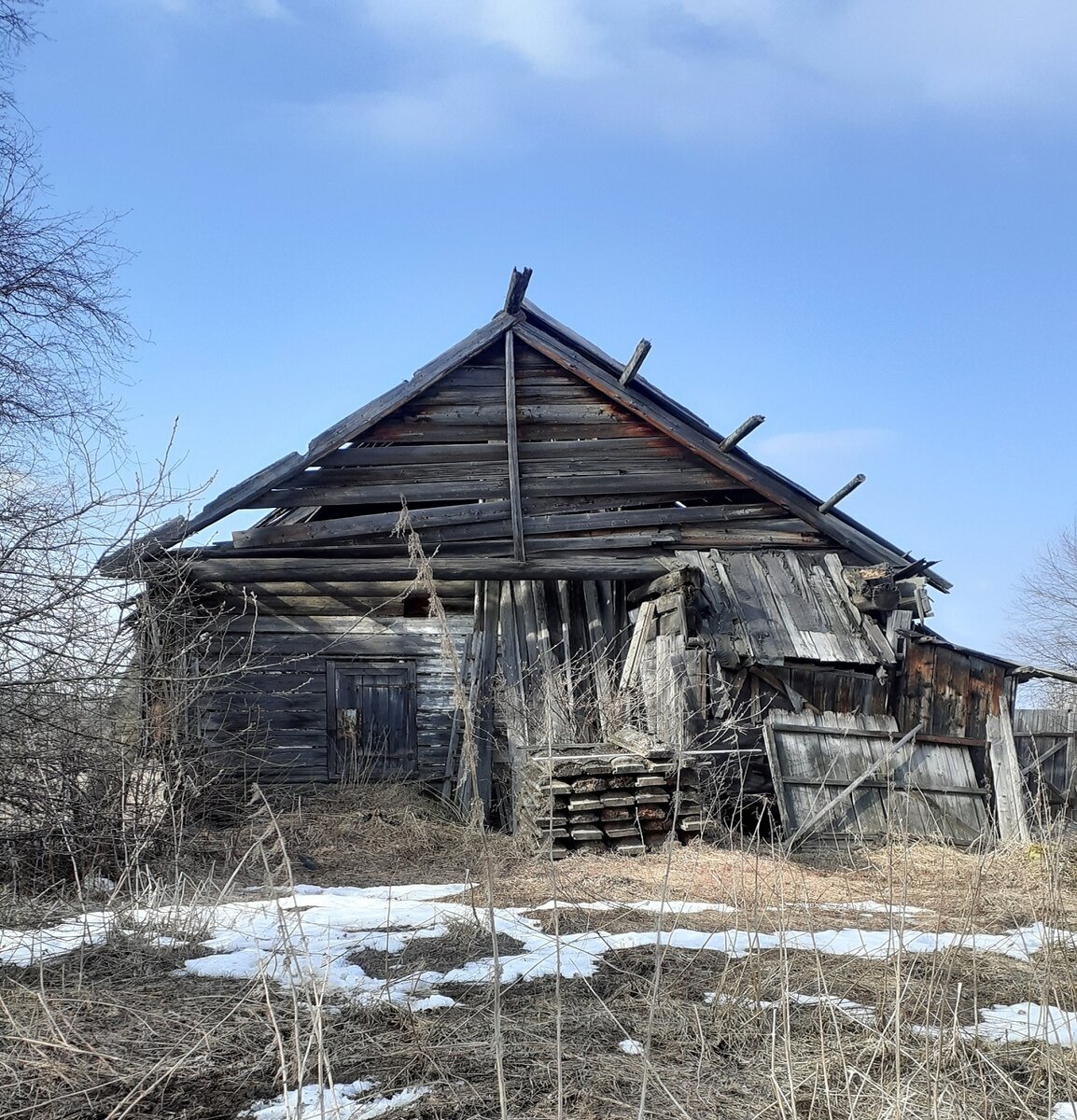 Вот такие заброшки до сих пор стоят в наших деревнях.