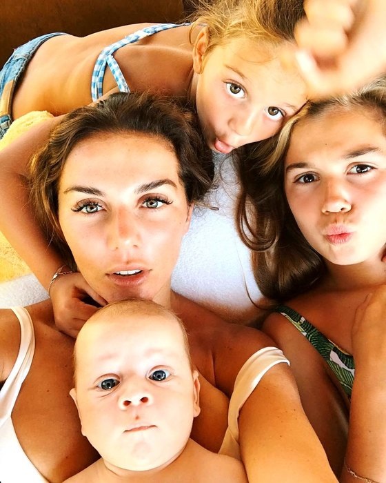 Анна Седокова с детьми.