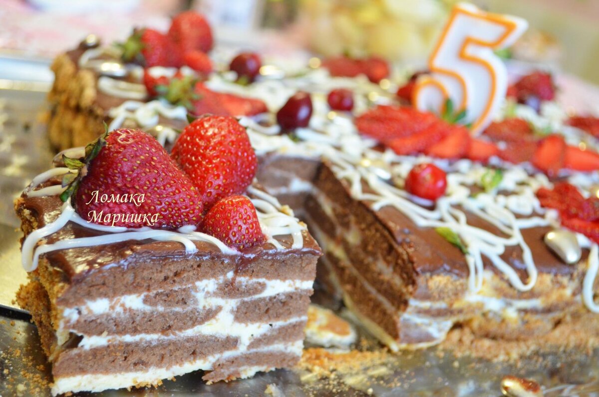 Это кусочек в разрезе, когда делала на 5 лет детям, такую же черепашку.
тесто: 1.5 стакана сахара+7 яиц+4 ст.л. какао+2 стакана муки+1 ч.л. соды. Все соединили  и оставим на 15 минут.Жидкое тесто получается, берём чайной ложечкой и на противень.Надо друг от друга распределить тесто, т.к. получаются лепешки и они раздаются в стороны. выпекаем при т-ре 200 гр., минут 7 и готово.Как только видите что пышки стали как пряники по виду, можно потрогать пальцем, тесто не липнет ,значит готовы..сразу вынимаем-снимаем пышечки-лепешки и в крем. Крем: 2 стакана сметаны(у меня в банке 450 гр сметаны)+1 стакан сахара+200 гр .слив.масла. 
ванилин по желанию. Крем надо сделать перед тестом. Масло кусочками,сметана и сахар. Надо чтобы масло стало мягким. Ложкой перемешали и готов крем. Как только пышки лепешки готовы-сразу лопаткой снимаю с противня и в крем. Обмакнула и в форму.Можно сделать форму черепашки, я просто делаю в круглой или квадратной форме.Форму выстилаю заранее пищевой пленкой, чтобы потом легче было достать торт из формы.
Сверху заливаю растопленым шоколадом, клубнику помыла и окунулу в разведенный желатин. Она так сразу приклеивается к шоколаду и блестит.Ну одним словом украшаем на свой вкус. Торт получается сочный,мягкий,всем понравится.
