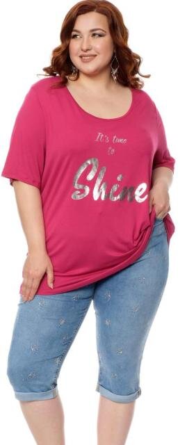 Джинсовые капри с малиновой футболкой