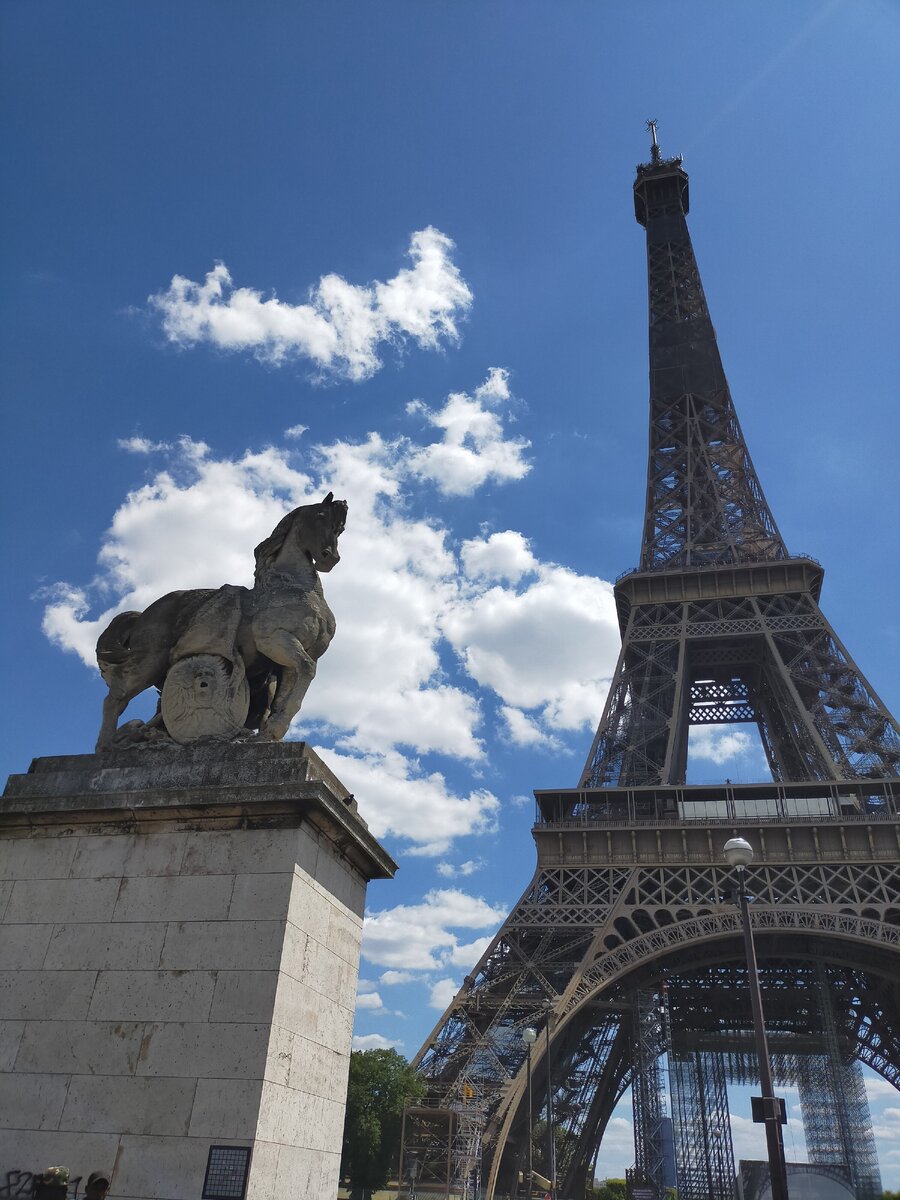Первый раз сделала фото La tour Eiffel  с этого места.  Чтобы вот так, с конем.
