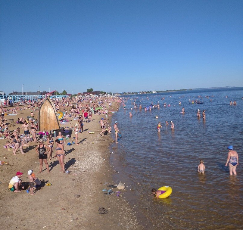 На пляже и в воде было многолюдно