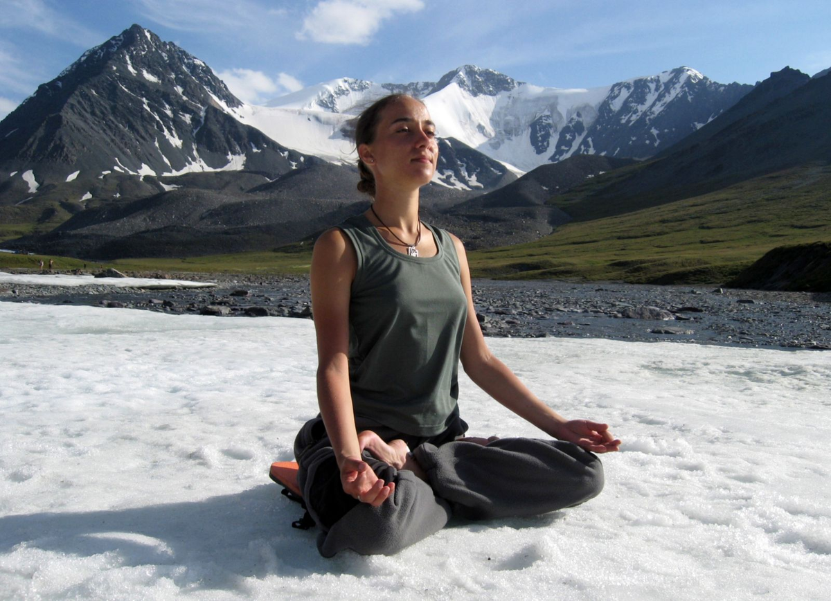 Кск жить. Медитация в зимних горах. Медитация в горах. Медитация на снегу. Медитация зимой.