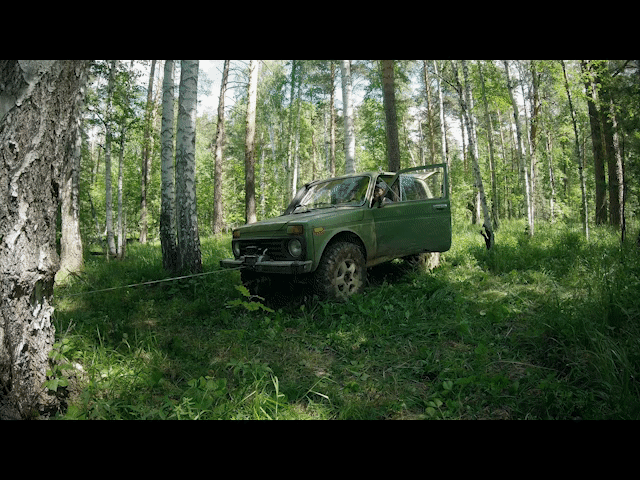 Пытаюсь вытянуть металл из-под камня.