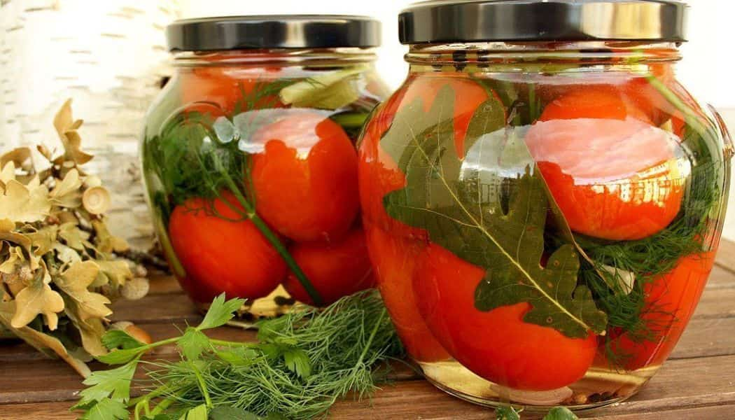 Помидоры консервированные дольками. Помидоры в банке. Консервирование помидоров. Томаты для засолки и консервирования лучшие сорта. Помидоры дольками на зиму.