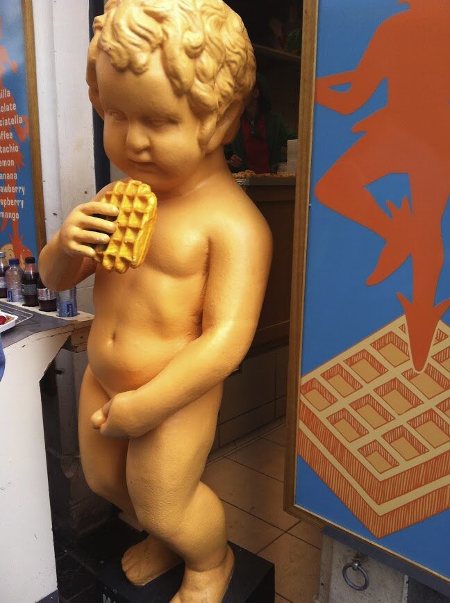 Писающий мальчик в магазине бельгийских вафель, фото автора, Брюссель