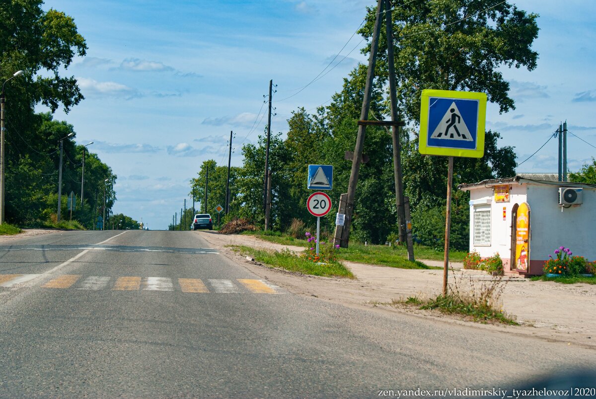Типичная картина для населенных пунктов: ограничение 20 и сделанный не по ГОСТу лежачий полицейский, через который больше, чем на 10 км/час не проедешь