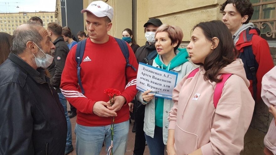 Борис Вишневский на акции у посольства Белоруссии в Петербурге | t.me/visboris 