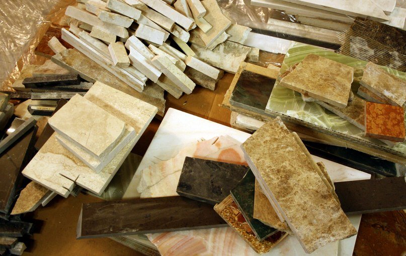 Разные обрезки камней. Здесь и мрамор и оникс и гранит. Всегда будет памятно то ощущение, когда привез домой первый каменный трофей!