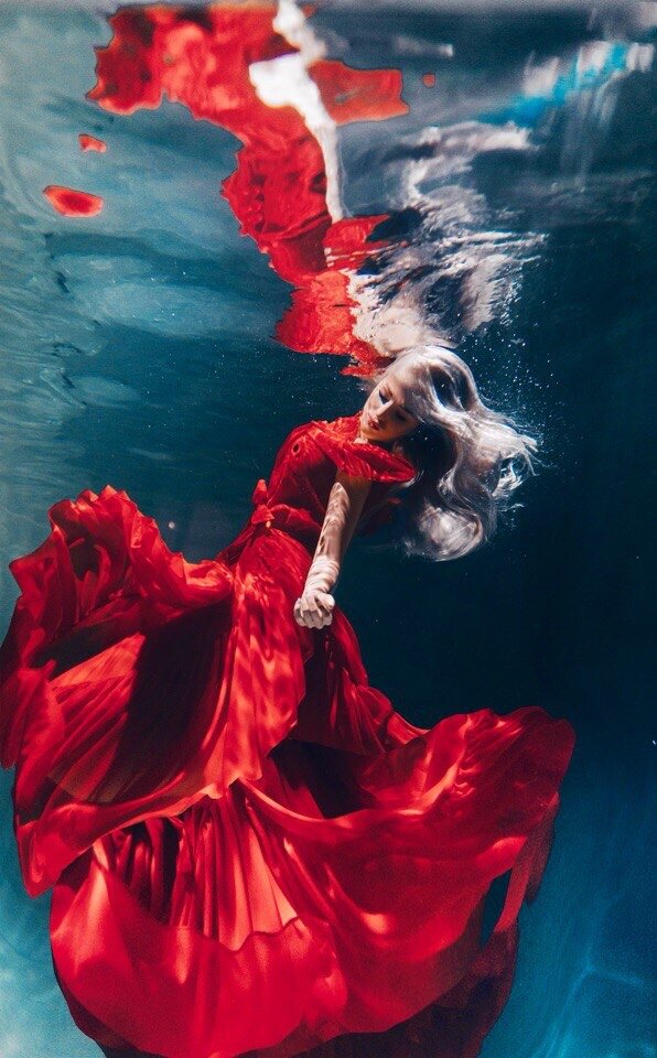 Ванны для похудения🛀   
Доступная и достаточно эффективная процедура для похудения, которая, однако, не является отдельным способом снижения веса, а работает только в комплексе с правильным питанием и физической активностью. 
 
Ванна для похудения способствует раскрытию пор и глубокому очищению кожи за счет проникновения действующих веществ в подкожные слои. 
 
Какие бывают ванны для похудения: 
🛁Ванна с морской или каменной солью – ускоряет обменные процессы, способствует раскрытию пор и выведению лишней жидкости из организма; эффективно борется с целлюлитом; 
 
🛁Ванна с содой – делает кожу упругой, за счет щелочной реакции устраняет сухость и смягчает кожу, придает ей ухоженный, подтянутый вид; 
 
🛁Ванны с эфирными маслами – успокаивают и снимают раздражение кожи, способствуют активации обменных процессов и активному сжиганию жиров. Масло грейпфрута, апельсина и можжевельника прекрасно справляется с внешними проявлениями целлюлита и бугристостью кожи; 
 
🛁Скипидарные ванны – это, скорее, лечебное мероприятие, нежели просто процедура для похудения. Такие ванны должны применяться в соответствии с инструкцией и строго по рекомендуемой схеме.