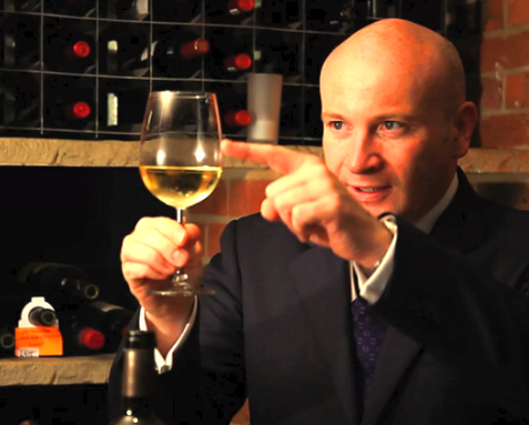 Профессиональный сомелье за работой. Источник фото: Instagram