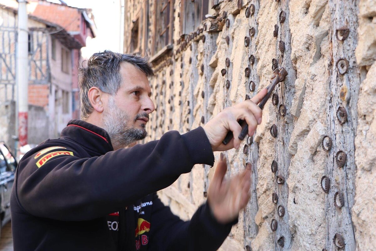 Как говорит нынешний владелец здания Мустафа Кёмерт (Mustafa Cömert), многие посетители, пришедшие посмотреть на дом, были очень удивлены особенностям постройки и он рассказывал им, что домовладение построил его дед, а он сохранил его в том же виде, в котором строение было передано ему.