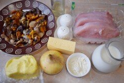 Как готовить жульен? Подготовьте ингредиенты. Грибы можно использовать настоящие лесные или обычные шампиньоны. Вкусно будет в любом случае. Я буду использовать ассорти из лесных грибов. Грибы необходимо очистить, хорошо промыть и отварить в кипящей воде в течение 15-20 минут. Затем всю воду слить, а готовые грибы использовать по необходимости. Лук очистите от шелухи и ополосните в воде.