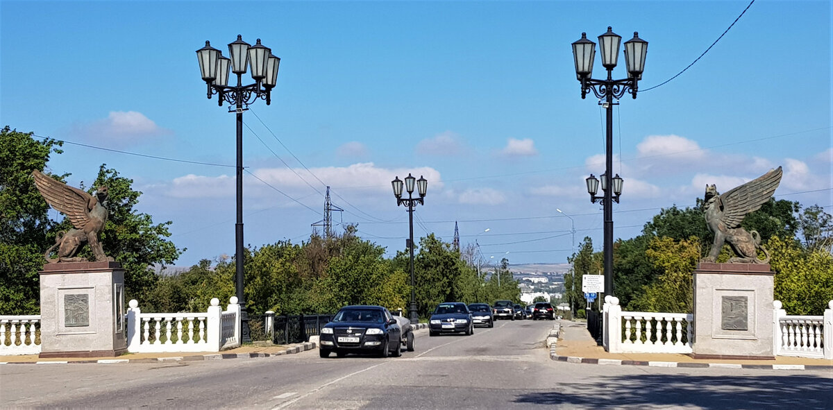Въезд в Керчь, фланкированный статуями символов города - крылатых грифонов. В Керчи такие грифоны встречаются довольно часто. В фильме мы их увидим, например, на Митридатовой лестнице и у Лапидария.