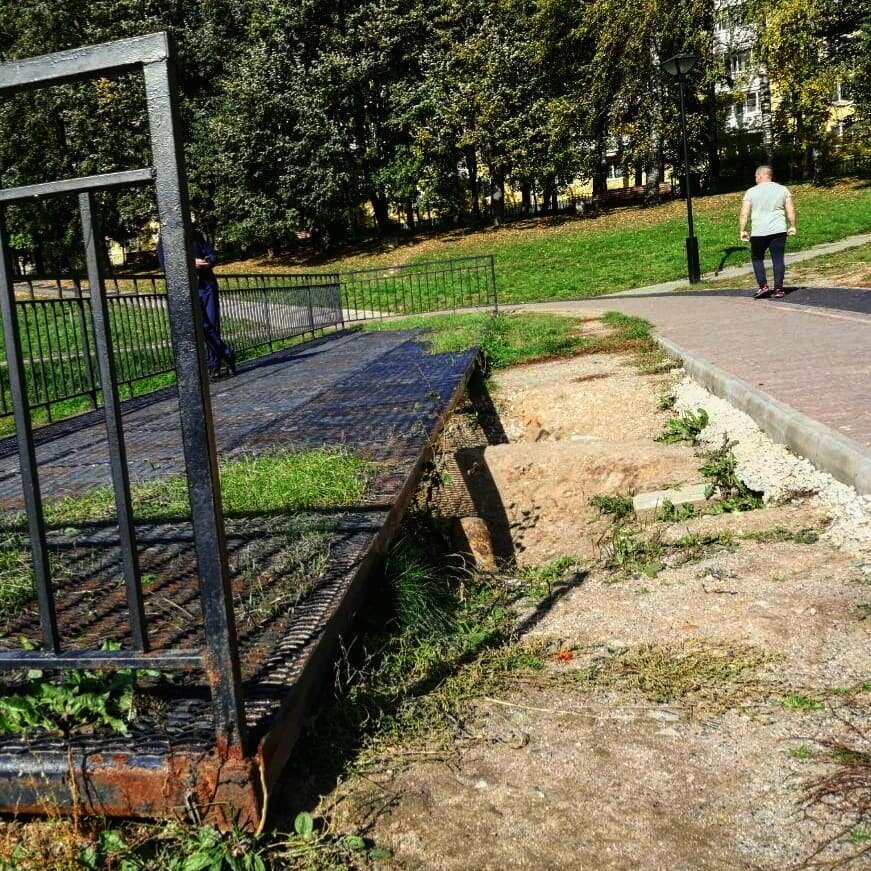 Помост в Парке 1100-летия Смоленска, изготовленный из самой дешёвой сетки, физически разорван с самим сквером. На второй год после работ по благоустройству начал гнить. Назначение этой конструкции вообще не ясно.