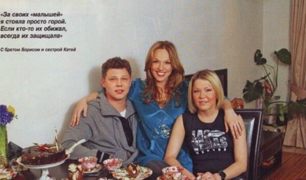 Альбина Джанабаева с братом Борисом и сестрой Екатериной