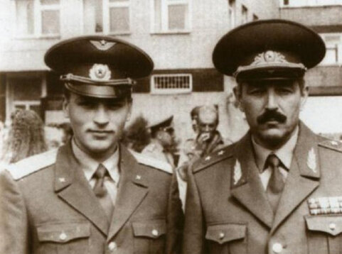 С сыном Олегом после вручения ему лейтенантских погон, 1993 г.
