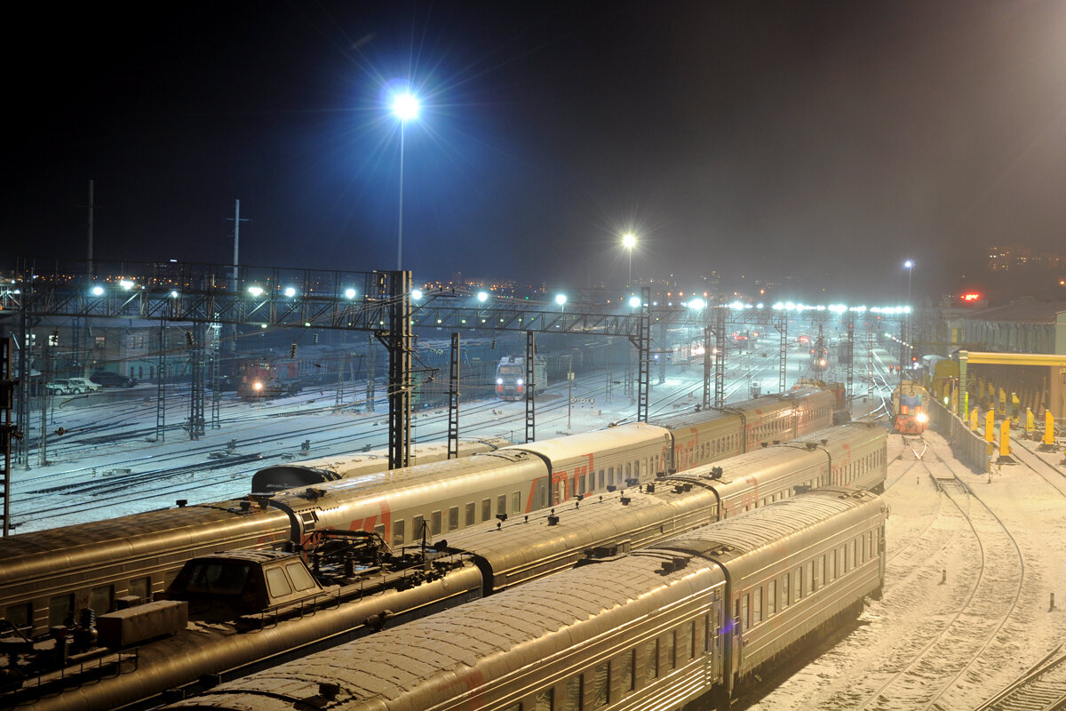 Станция Иркутск пассажирский платформы. Станция Иркутск пассажирский ночью. Станция Иркутск пассажирский депо. Станция Няндома вокзал зимой.