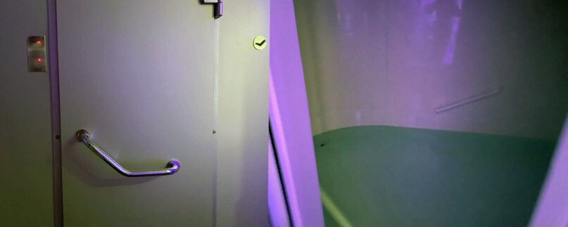 Так выглядит флоат-камера: за плотной дверью находится резервуар с соленой водой. Размер резервуара примерно полтора на два метра, внутри установлен фильтр для очистки воды и система подачи воздуха. Есть ручки на стенах и кнопка экстренного вызова персонала