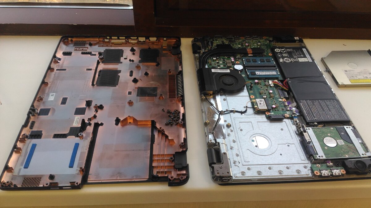 Ноутбук Acer ASPIRE E5-771G-53T6 в разобранном состоянии (фото автора)