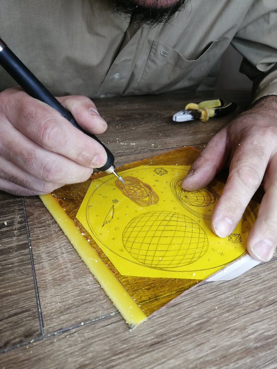 для гравировки оргстекла не нужен гравер большой мощьности- достаточно модели мощностью 130- 200 Вт. Пикообразная фреза