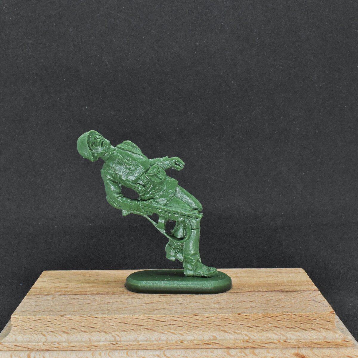 Вот такая фигурка павшего героя. Пропагандирует ли она войну или убийство?  На этот вопрос, если такой запрос поступит, будут отвечать эксперты. А что они решат - вопрос более чем непростой.