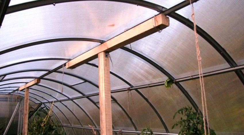 Устанавливайте подпорки только на сухой грунт. В противном случае при его высыхании вся дополнительная конструкция просто просядет и потеряет свою несущую способность.