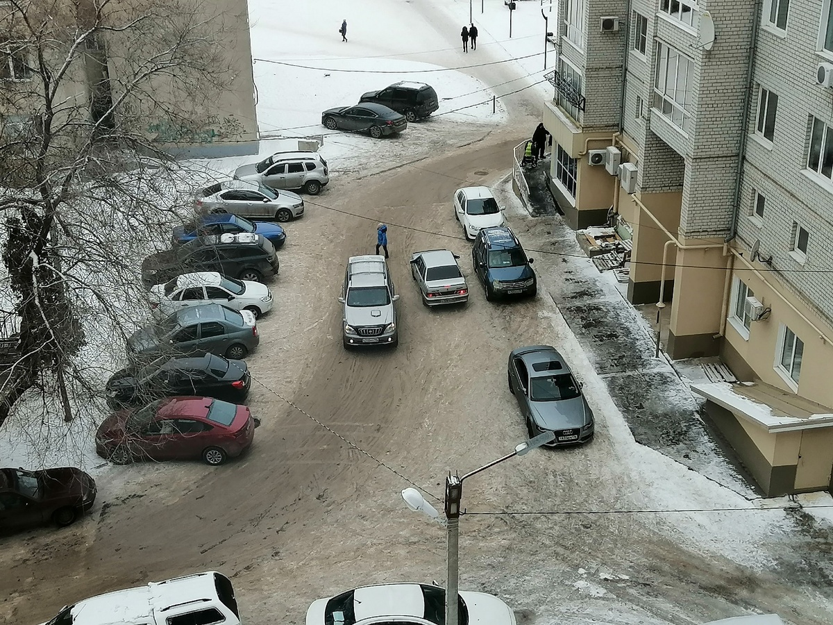 Площадка всегда забита машинами в рабочее время. Типичная ситуация.