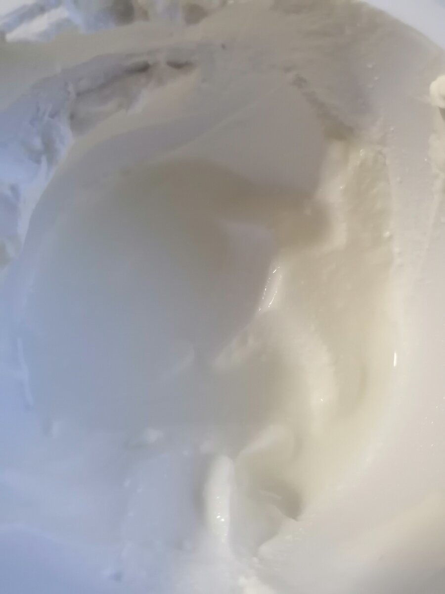 Жидкость в остатках сметаны