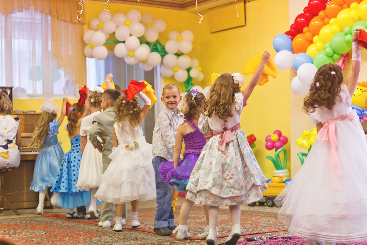 украшение зала на выпускной в детском саду. подготовка к выпускному в детском саду. украшение шарами на выпускной в детском саду. выпускной видеьском саду. выпускной видеьском саду.