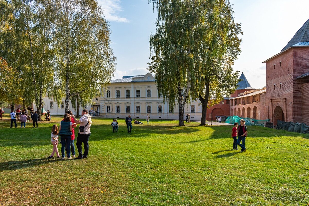 Работа в зарайском. Зарайское духовное училище Зарайский Кремль. Зарайск музей Зарайский Кремль. Зарайский Кремль здание присутственных мест.